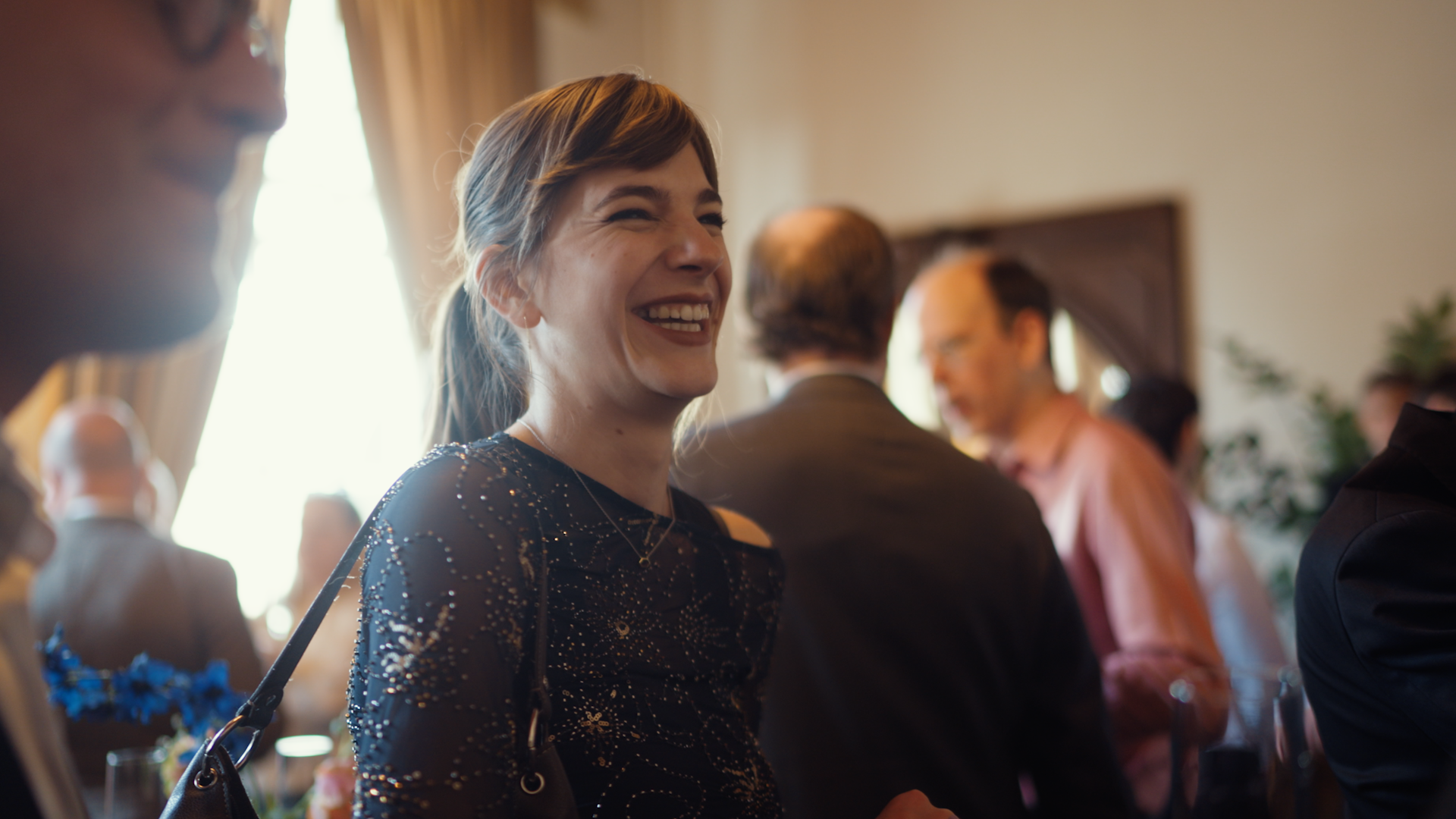 Collega's van het Banking & Finance team in gesprek tijdens een borrel