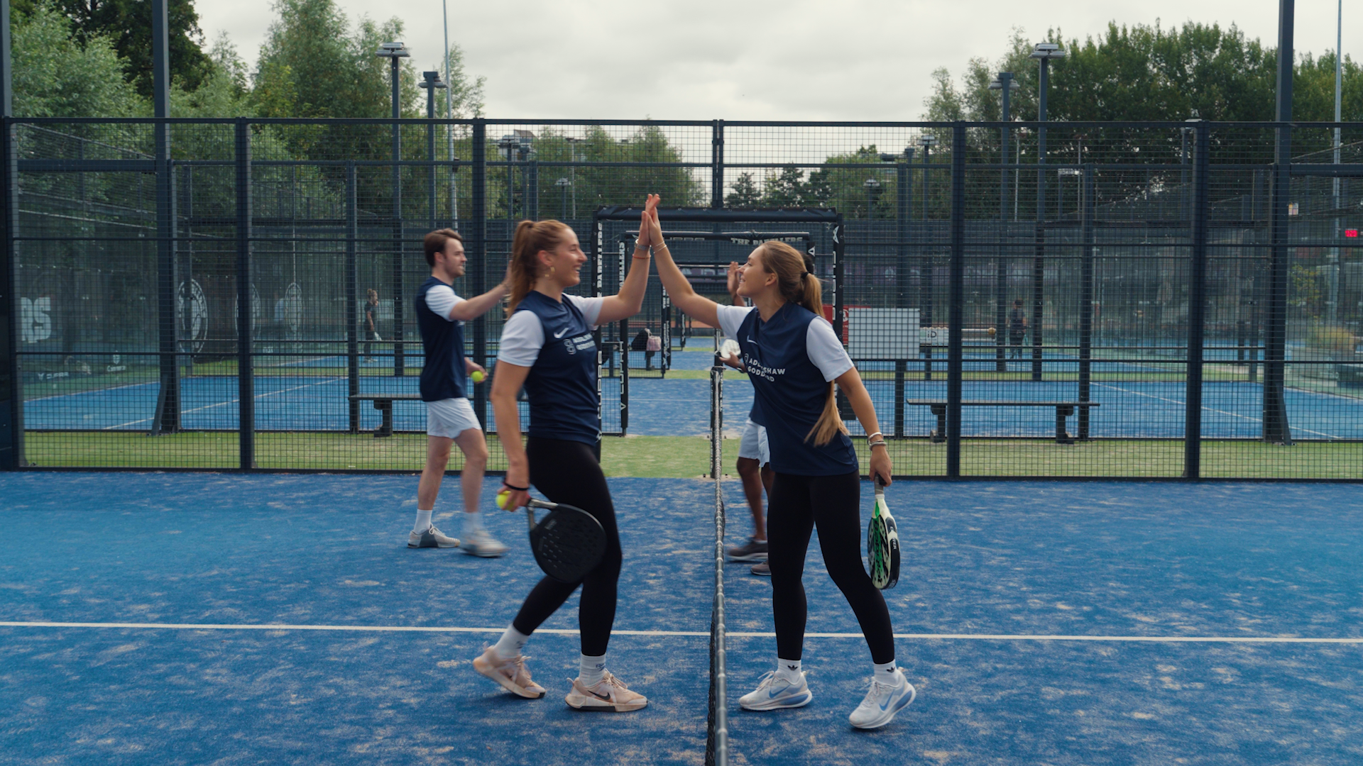 Collega's van Addleshaw Goddard spelen samen een potje padel