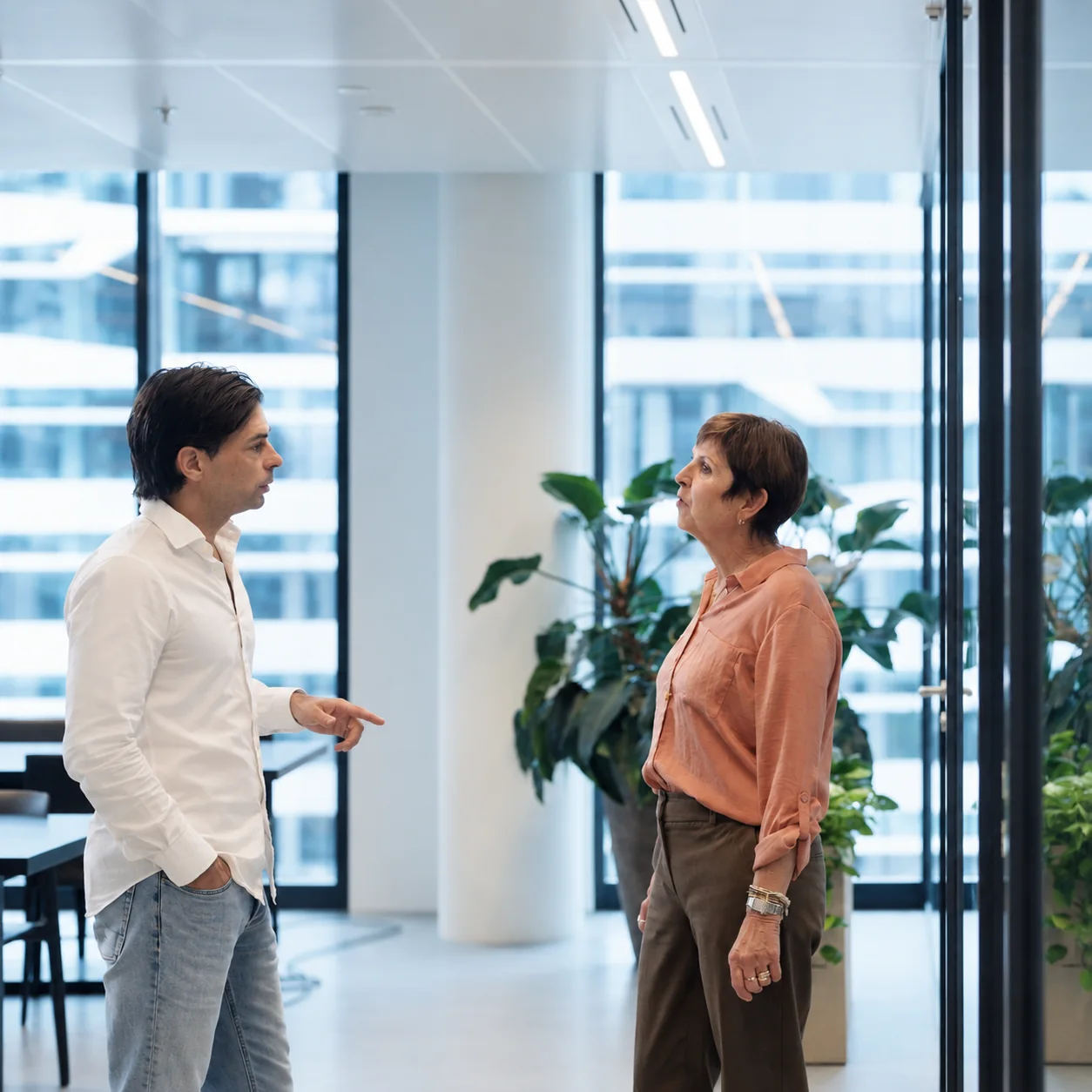 Twee collega's van Banking & Finance in gesprek op kantoor