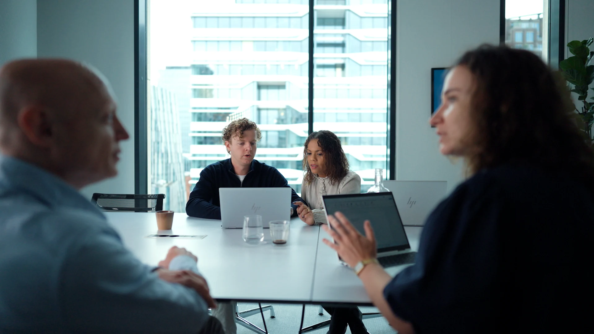 Overleg van het Dispute Resolution team in een vergaderruimte